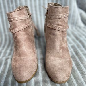 Cute booties! Light brown suede!